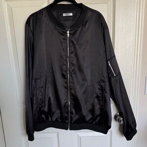 Black bomber jacket. Size XXL.